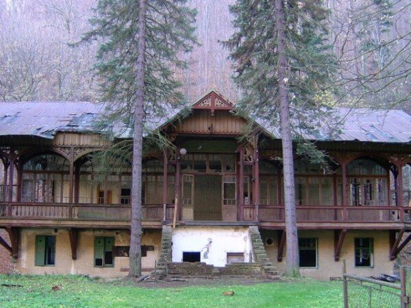 Tančírna v Račím údolí – celkový pohled na secesní památku na snímku z roku 2010. 