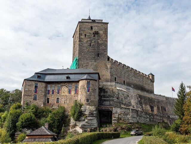 Hrabě Francesco Kinský dal Borgo slibuje při prohlídkách hradu Kosti i rodinné historky.