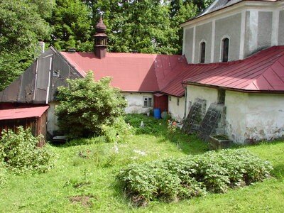 Pohled na poustevnu a přilehlý kostel Panny Marie Pomocné v Teplicích nad Metují. 