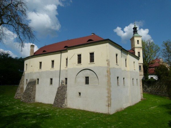 Zámek v Roztokách u Prahy bude po roční rekonstrukci sloužit jako kulturní, vzdělávací a informační centrum.