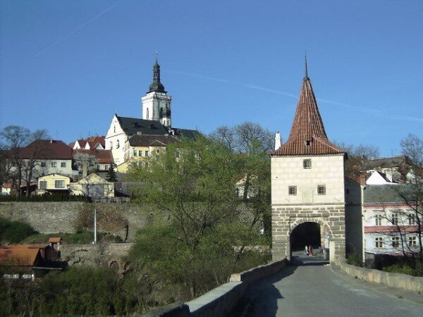 Renesanční kamenný most ve Stříbře je cenný i mostní věží postavenou v letech 1555 až 1560.
