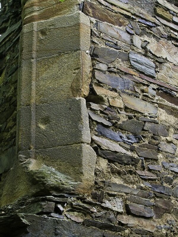Široké spektrum kamenných vrstev je zachováno v rámci zříceniny původně gotického kostela sv. Markéty v Poleni.