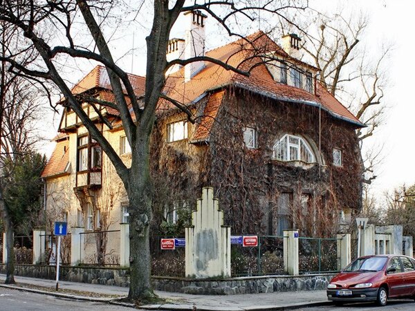 Secesní patrová vila z let 1904 až 1906 má obdélný půdorys, její průčelí oživuje řada detailů inspirovaných lidovou architekturou.