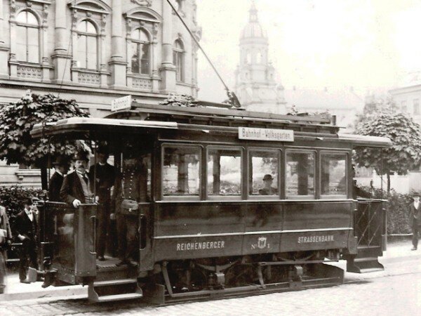Při zahájení provozu libereckých tramvají v roce 1897 bylo k dispozici osm vozů.