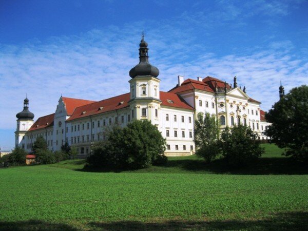 Klášterní Hradisko v Olomouci má svůj haptický model pro slabozraké a nevidomé občany. Model vznikl jako součást projektu TyfloCentra Olomouc. 