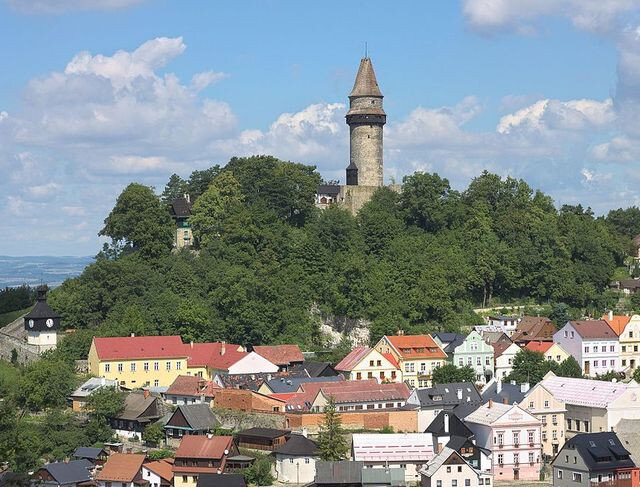 Pohled na Štramberk s hradem Trúbou, které získalo titul historické město roku 2019.