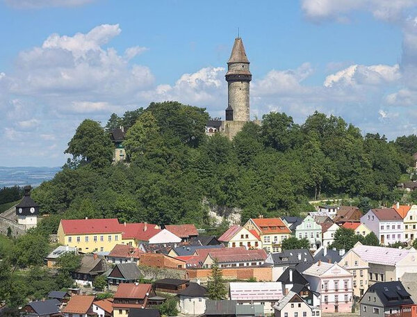 Pohled na Štramberk s hradem Trúbou, které získalo titul historické město roku 2019.