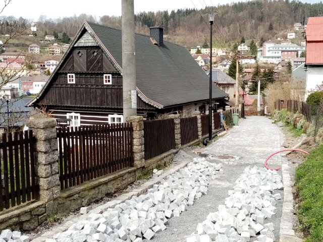 Dožilý asfalt nahrazuje kamenná dlažba.