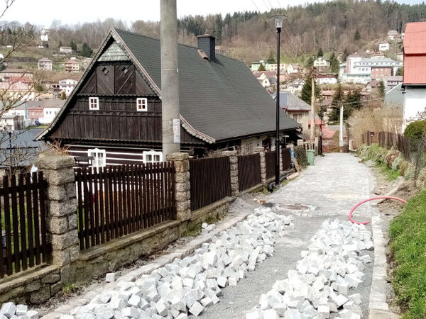 Dožilý asfalt nahrazuje kamenná dlažba.
