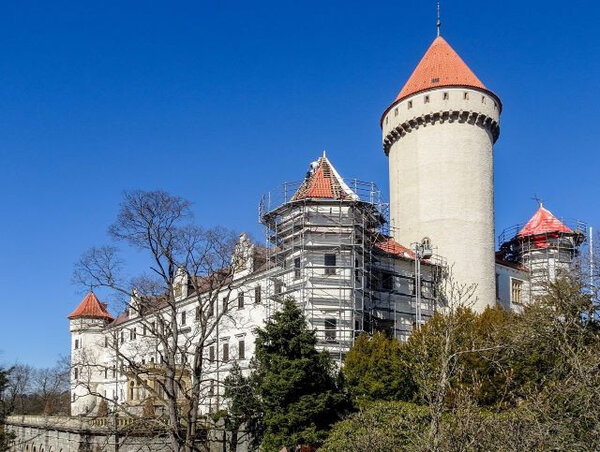 Nové Prejzy Tondach na věžích zámku Konopiště svítí do daleka.