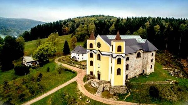 Obnovený kostel Nanebevzetí Panny Marie se opět stal centrem obce Neratov.