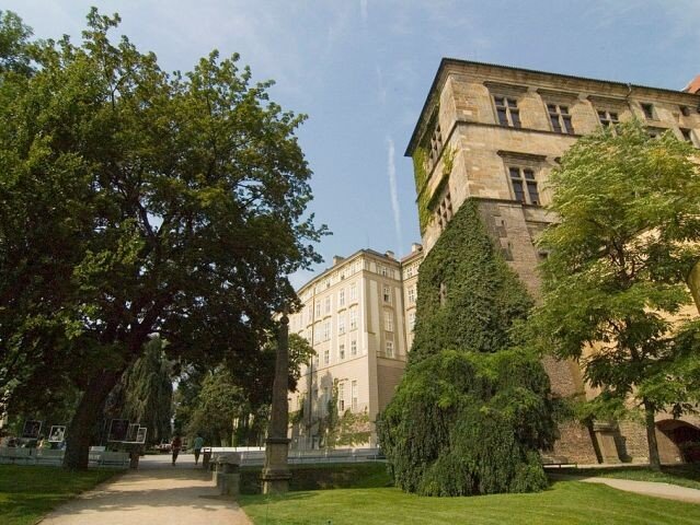 Výstava představující architekty Pražského hradu je k vidění v zahradě Na Valech.