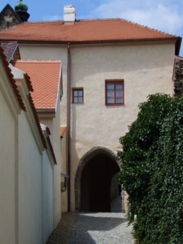 Nová brána na zámku v Třebíči, kde bylo archeology objeveno středověké pohřebiště. 