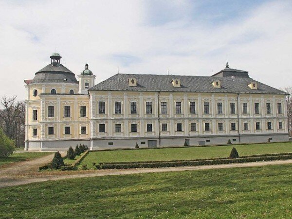 Zámek Kravaře. Dotace z Programu obnovy kulturních památek a památkově chráněných nemovitostí v Moravskoslezském kraji umožní výměnu vstupních dveří na zámku.