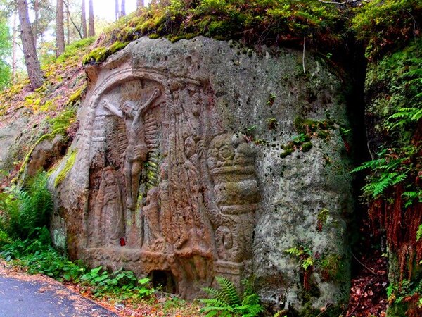 Seminář bude zaměřený na kulturní detail v krajině. Takovým příkladem je unikátní volně přístupný reliéf vytesaný do pískovcové skály situovaný při komunikaci z Dobřeně do Vidimi. 