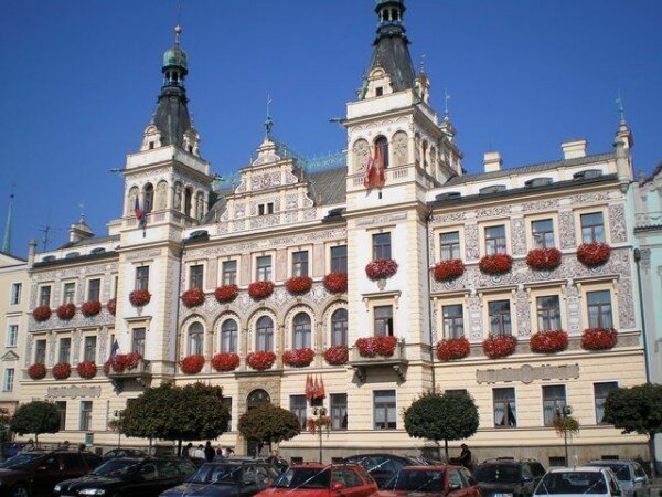 Pardubice letos přispějí soukromým vlastníkům na opravy jejich památek celkovou částkou 560 tisíc korun. Historická budova pardubické radnice, v níž působí magistrát.