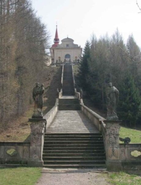 K poutnímu kostelu Panny Marie Bolestné na Homoli vede schodiště se 153 kamennými stupni a 16 odpočívadly. Počet schodů odpovídá počtu zdrávasů na velkém růženci, odpočívadla počtu otčenášů.