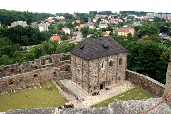 Nejcennější stavbou Chebského hradu je patrová hradní kaple sv. Erharda a Uršuly (na snímku).