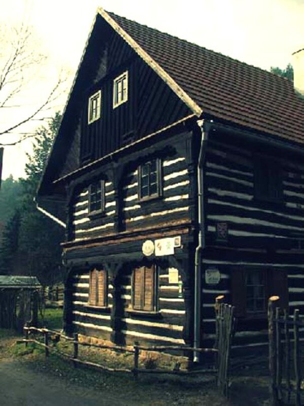 Patrová převážně roubená chalupa trojdílné dispozice se sedlovou střechou a řemeslně hodnotným štítem se nachází v severní části obce.