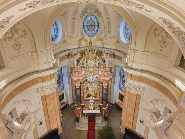 Pohled z dronu do interiéru baziliky sv. Vavřince a sv. Zdislavy v Jablonném