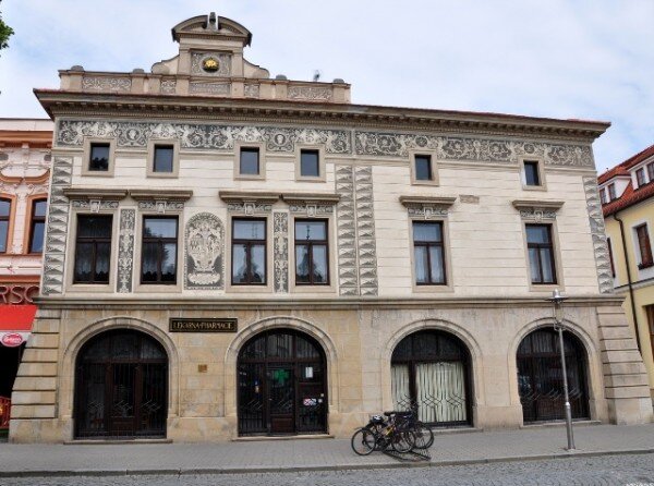 Dokladem příkladné památkové péče v Uherském Hradišti je také dům s Lékárnou  U Zlaté koruny. 