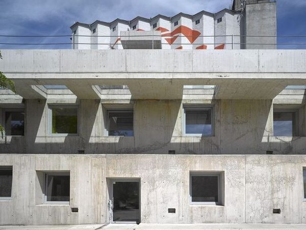 Novostavba administrativní budovy zasazená do průmyslového areálu, nedaleko betonárky, od Davida Levačky Krause se stala vítězem letošního klání.