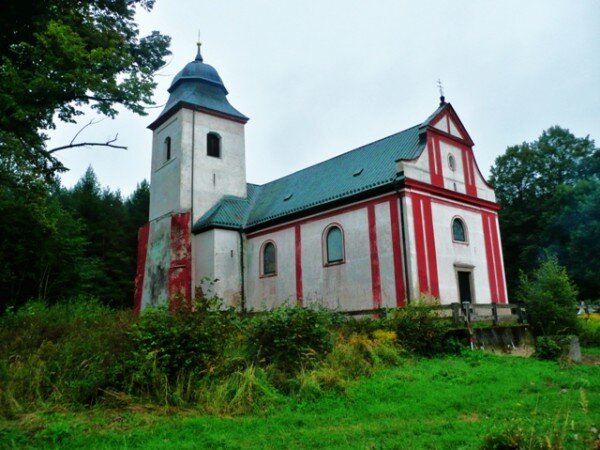 Do kostela sv. Víta v zaniklé obci Zahrádka na břehu přehrady Švihov se lidé kvůli ochrannému pásmu dostanou jen několikrát v roce.