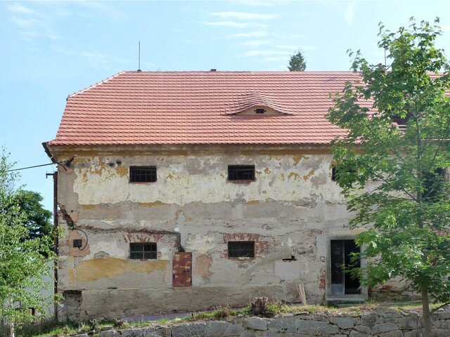 Sýpka je součástí rozlehlého památkově chráněného zámeckého areálu čp. 1 v Defurových Lažanech.