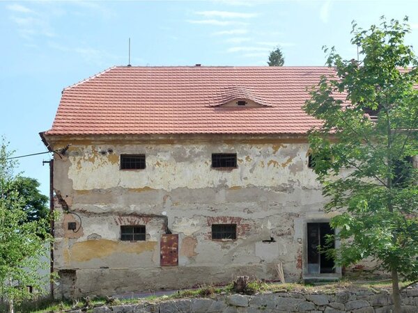 Sýpka je součástí rozlehlého památkově chráněného zámeckého areálu čp. 1 v Defurových Lažanech.