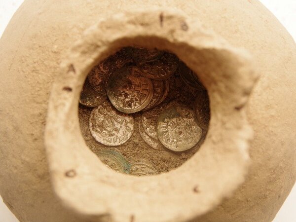 Keramická nádoba se stříbrnými mincemi byla ukryta do země kolem roku 1061.