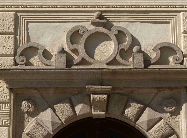 Ozdobná kartuš a letopočet dokončení stavby nad vstupním portálem jezuitské koleje v Telči (ilustrační foto)