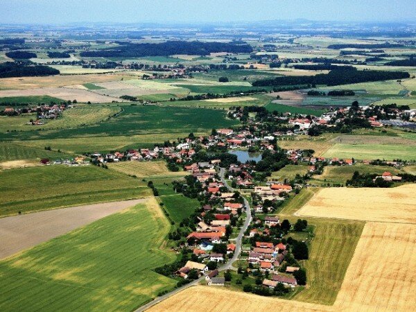 Letecký snímek obce Bolehošť (ilustrační foto)