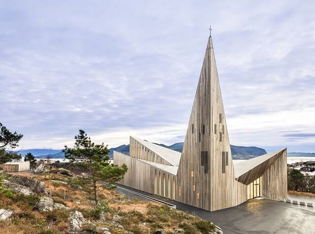 Stavba kostela Knarvik s centrem pro místní náboženskou komunitu