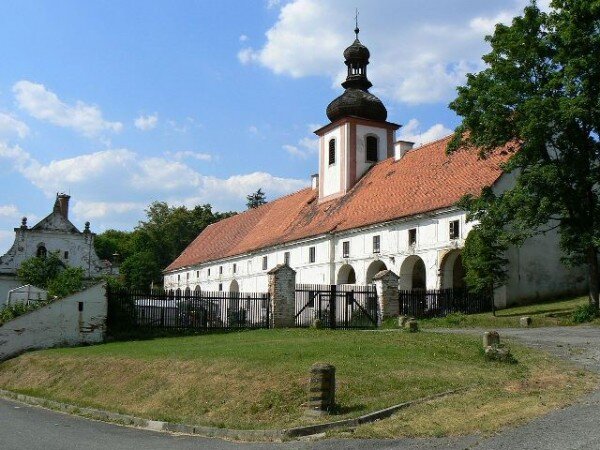 Klášter Plasy – hospodářský dvůr, severní budova s věží sv. Floriána. Projekt je jedním z příkladů vzorové obnovy památky, je zaměřen na obnovu hospodářského zázemí někdejšího kláštera.