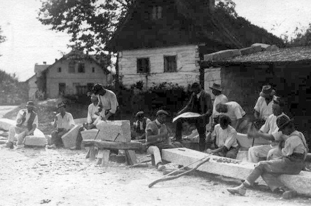 Kameníci v obci Žulová na Javornicku - dobový snímek z roku 1900