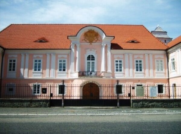 Zámek Hrádek u Sušice. Další etapu oprav zámku podpoří finanční prostředky z programu Zachování a obnova kulturních památek Plzeňského kraje. 