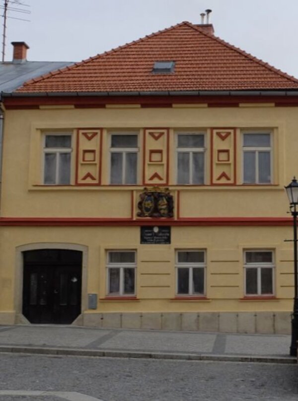Zrekonstruovaná fasáda měšťanského domu čp. 21 v Počátkách je podle pracovníků Národního památkového ústavu příkladem dobré praxe obnovy kulturního dědictví.