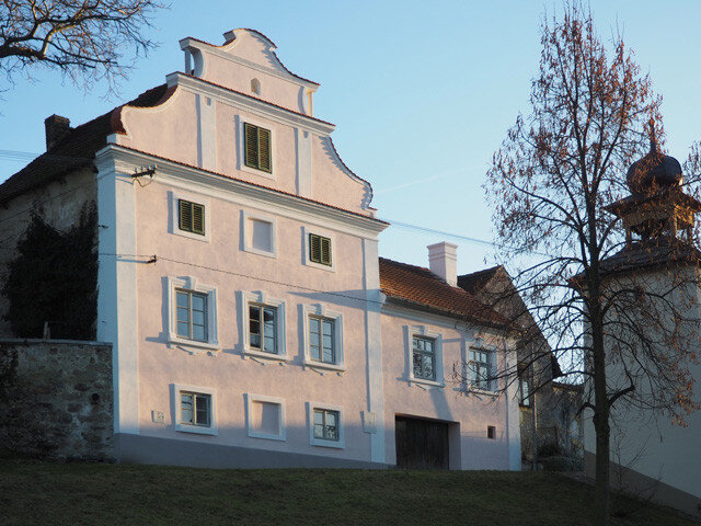 Pohled na obnovené průčelí usedlosti