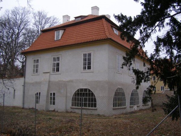 Takzvaná Werichova vila pochází z počátku 17. století a původně v ní byla koželužna. 