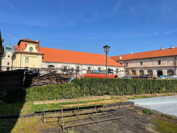Jízdárny a kočárovnu kryjí Bobrovky značky Tondach.