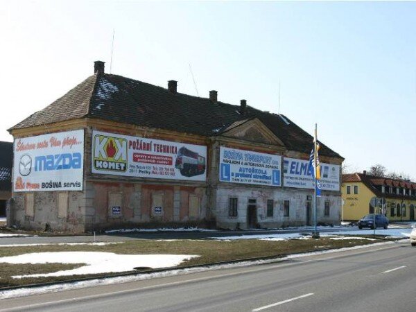 V současné době se můžeme setkat i s podobnými příklady reklam na historických objektech.