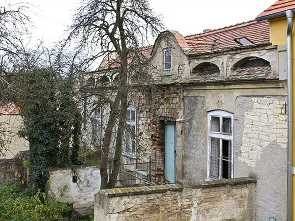Venkovský dům z první třetiny 18. století se nachází v jádru obce při místním potoce.