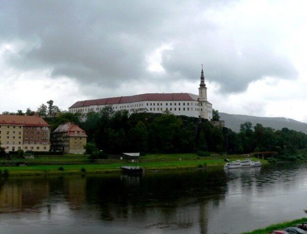 Součástí konference budou i večerní prohlídky zámku Děčín a exkurze na zámek Konopiště a do Lobkovického paláce v Praze