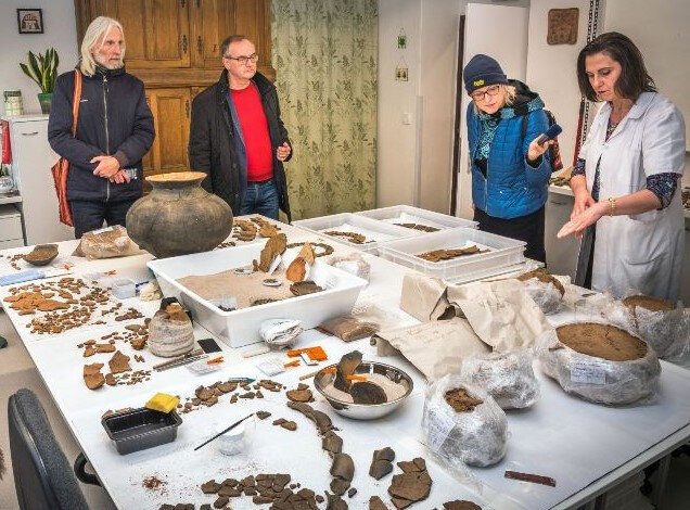 Restaurování keramiky – vpravo vedoucí restaurátorského oddělení Jana Malá