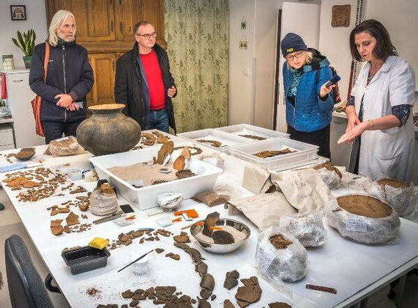 Restaurování keramiky – vpravo vedoucí restaurátorského oddělení Jana Malá