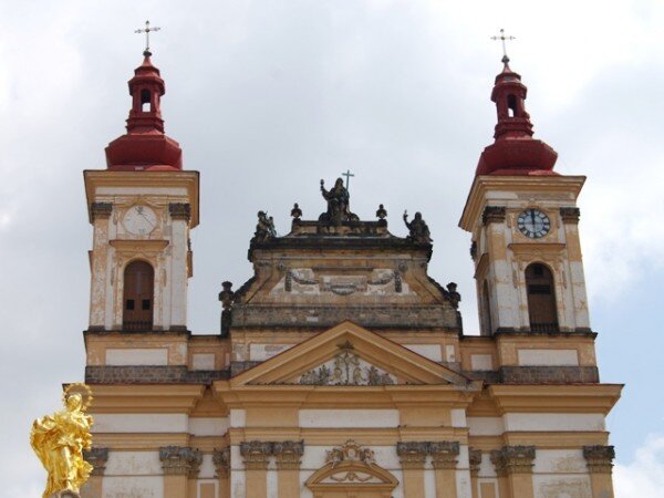Obě věže kostela Zvěstování Panny Marie ve Šternberku se dočkají opravy nefunkčních hodin.