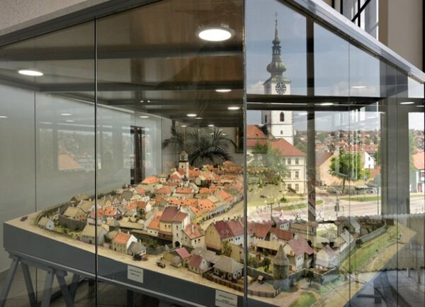 Výstava představuje jeden z výsledků téměř pětiletého výzkumu, který od roku 2013 plošně mapoval moderní architekturu Třebíče.