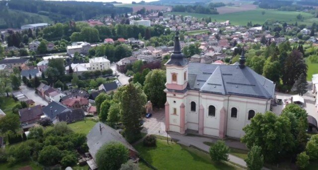 Kostel Nanebevzetí Panny Marie s již opravenou střechou – pohled od východu