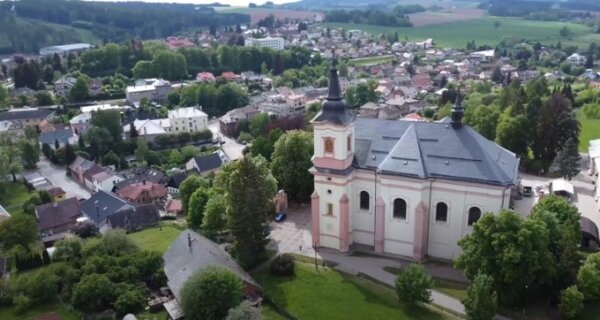 Kostel Nanebevzetí Panny Marie s již opravenou střechou – pohled od východu