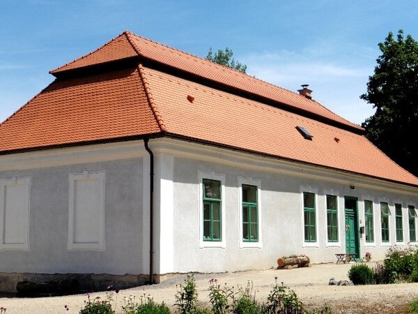 Nová střecha s bobrovkami od společnosti Tondach na hospodářském stavení u zámku Karlova Koruna